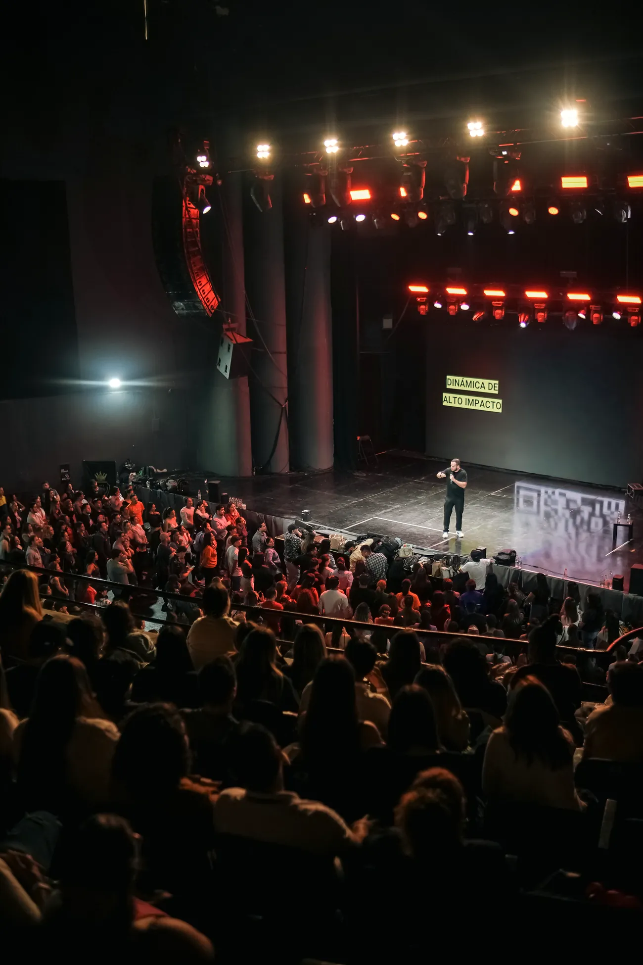Dinámica de alto impacto en un teatro lleno